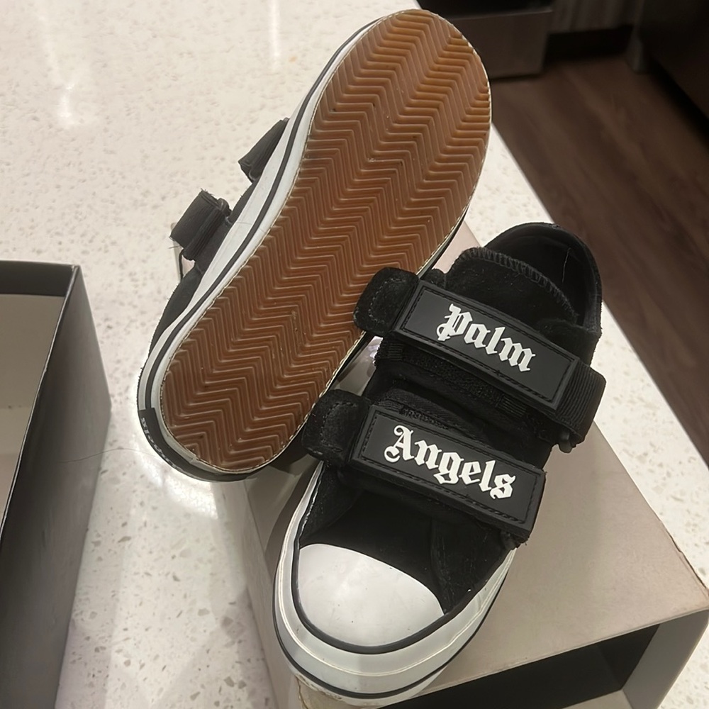 i took the soles out trying to make them fit and did not wore for 2 hours